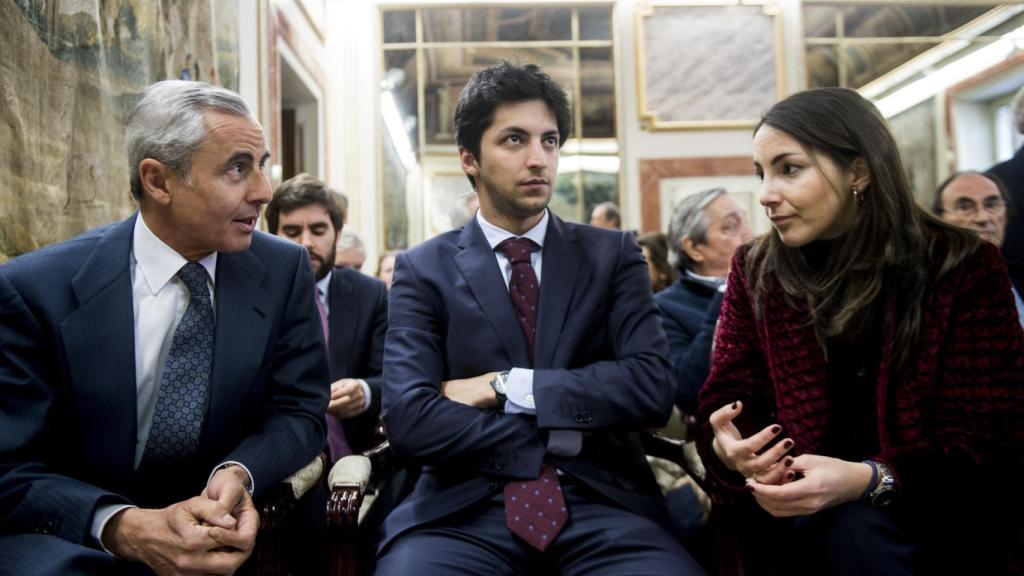 Alejandra Romero Suárez, junto a su padre y su hermano.