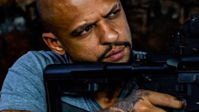 Felipe Melo con un arma