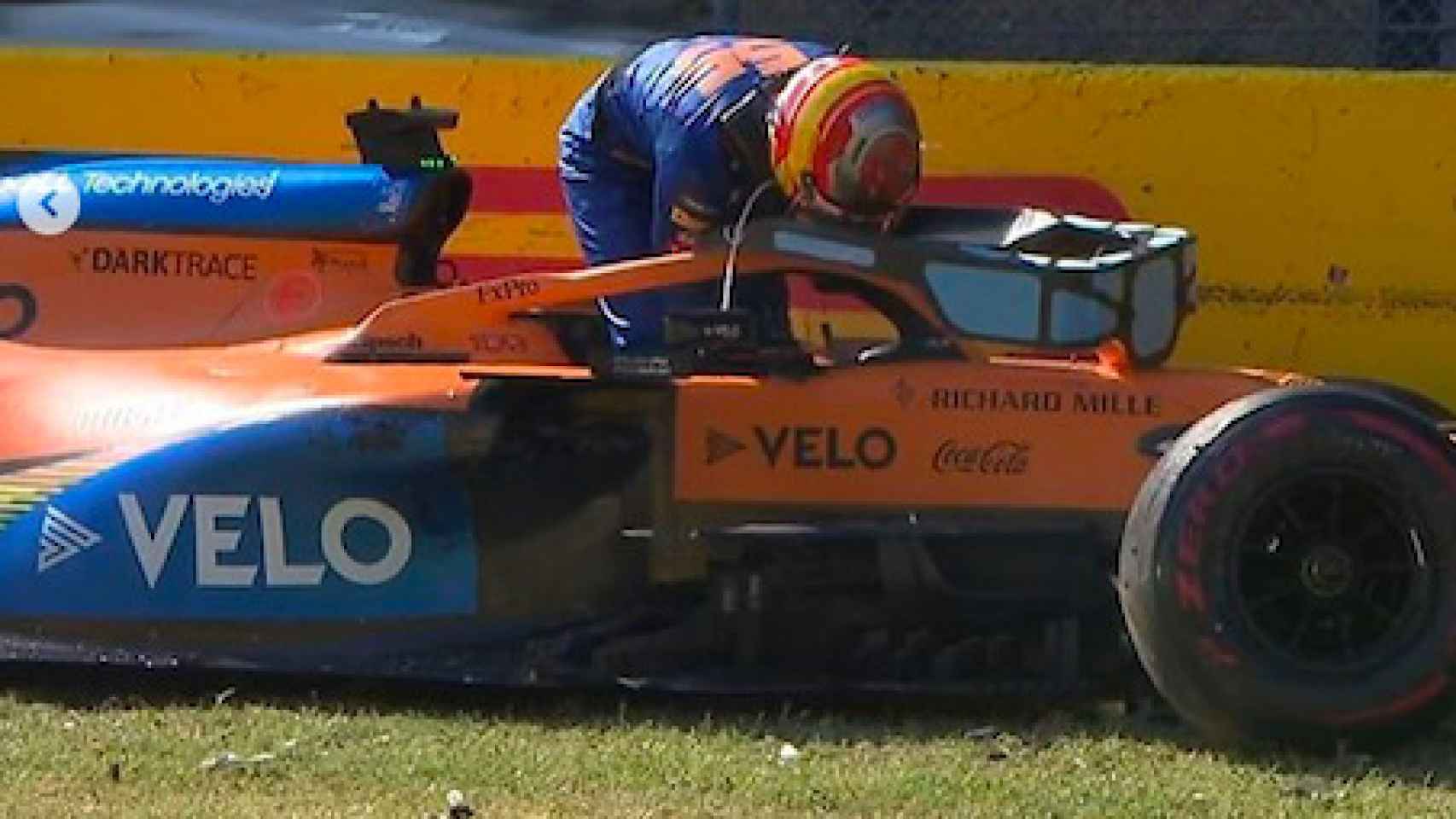 Carlos Sainz sale de su coche
