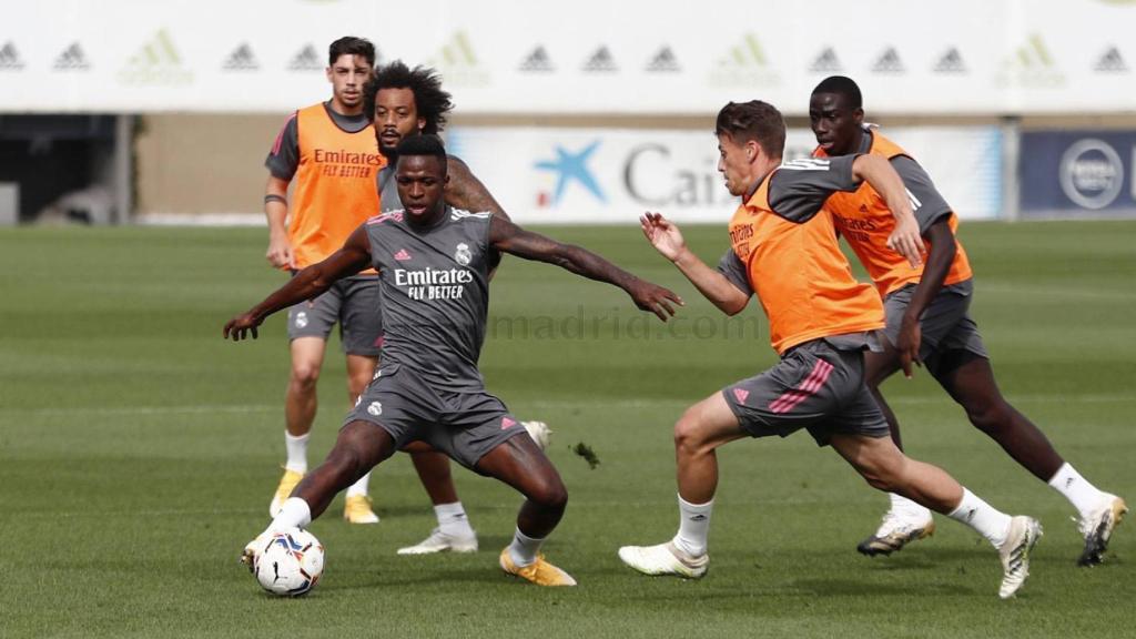 Vinicius intenta alcanzar un balón