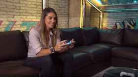 Nira Juanco con un mando de PlayStation 4