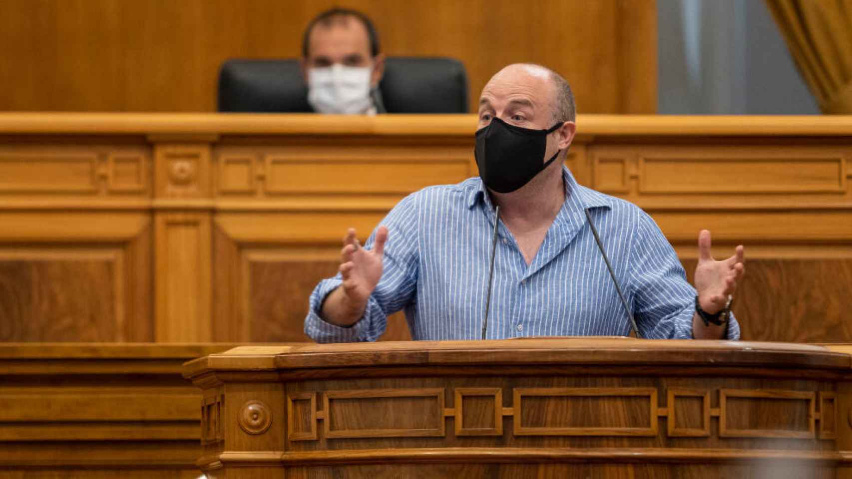 Alejandro Ruiz, con mascarilla en el Parlamento autonómico (Foto: Cortes CLM)