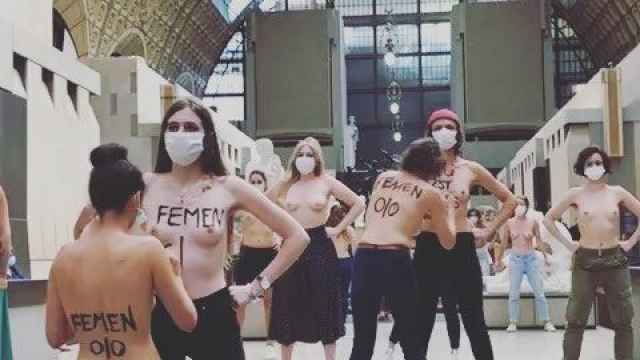 Mujeres de Femen irrumpen en el Museo de Orsay como protesta.