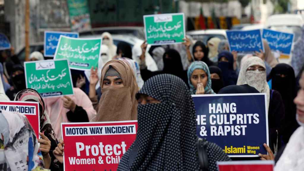 Cientos de mujeres han salido a la calle para pedir el arresto de los responsables.