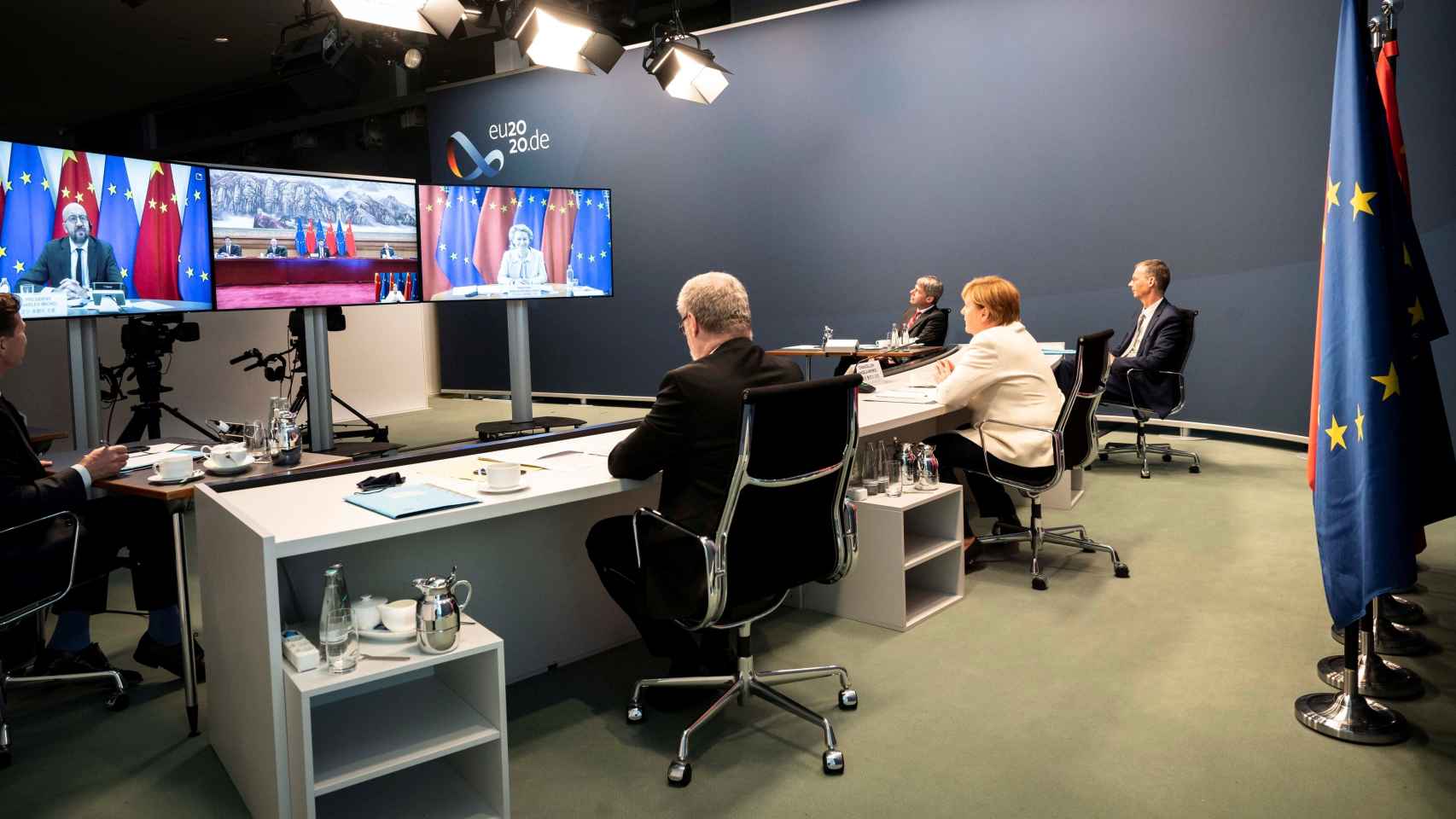 Los líderes de la UE siguen la videoconferencia con Xi Jinping.