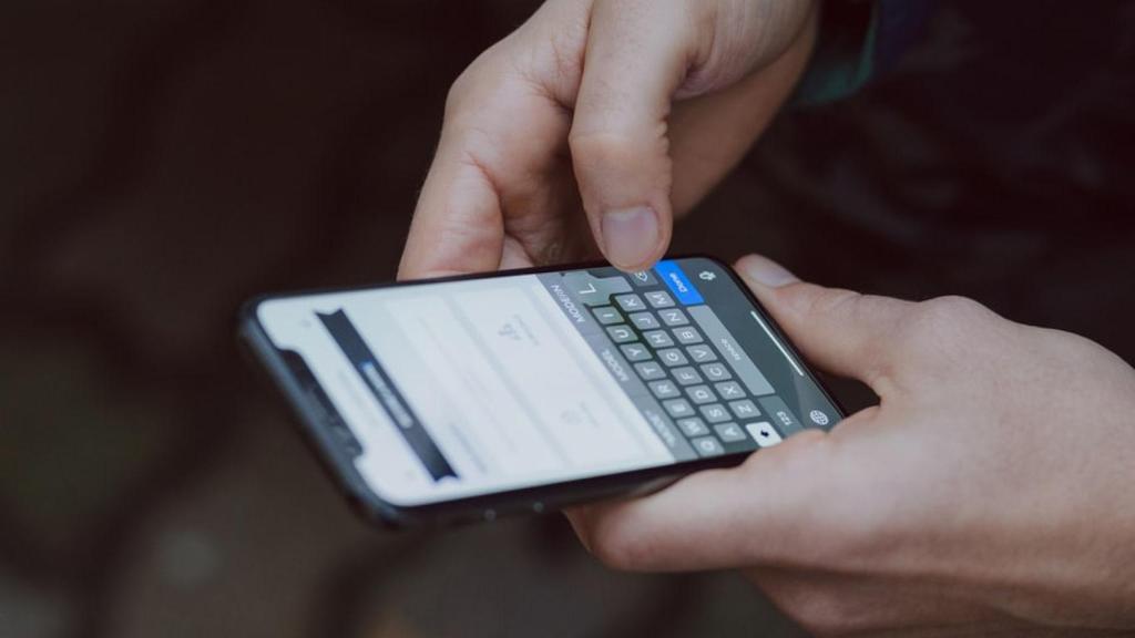 Teléfono recibiendo SMS.