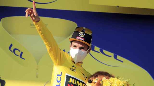 Primoz Roglic, en el podio de la etapa 15 del Tour de Francia 2020