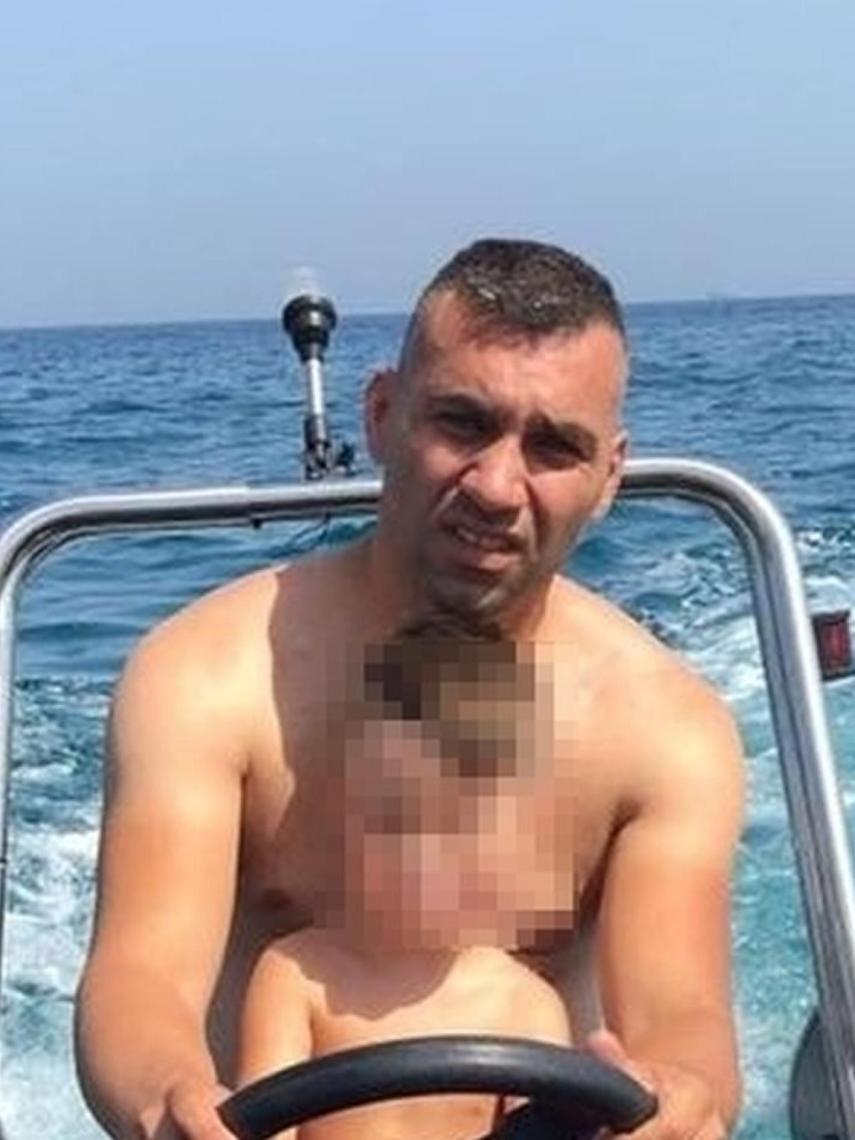 Antonio Tejón pilotando una lancha junto a uno de sus hijos.