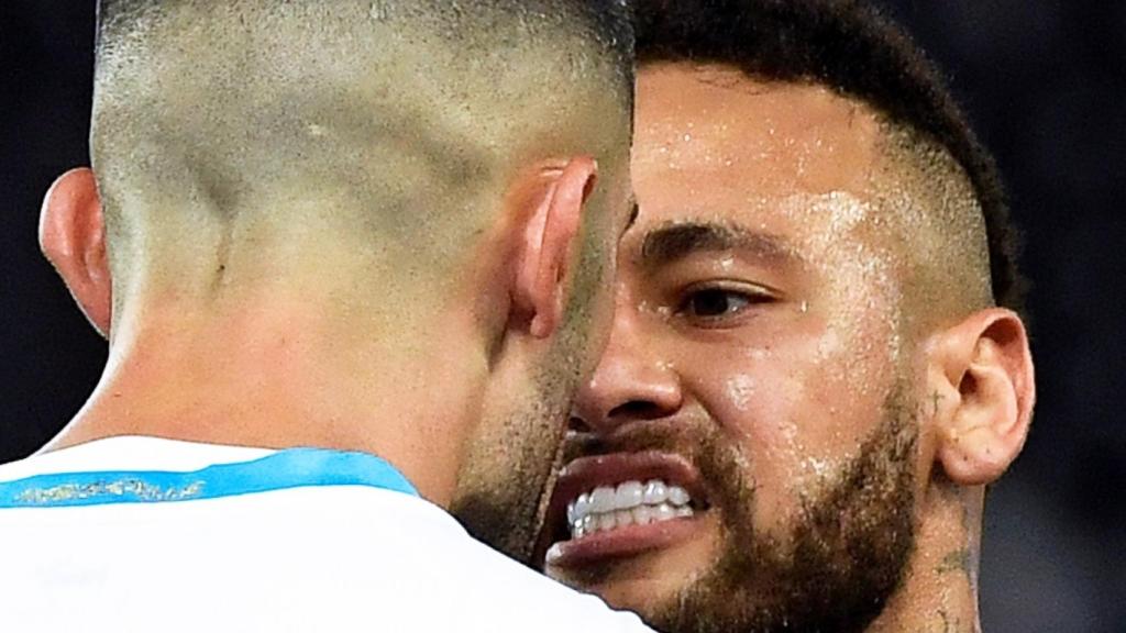Neymar y Álvaro González se encaran