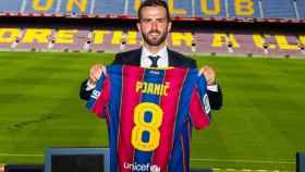 Miralem Pjanic, con su nueva camiseta del Barça y el número 8