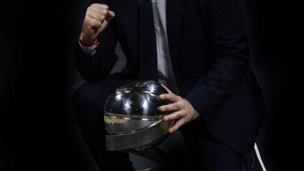 Pablo Laso posa con el trofeo de la Supercopa de España
