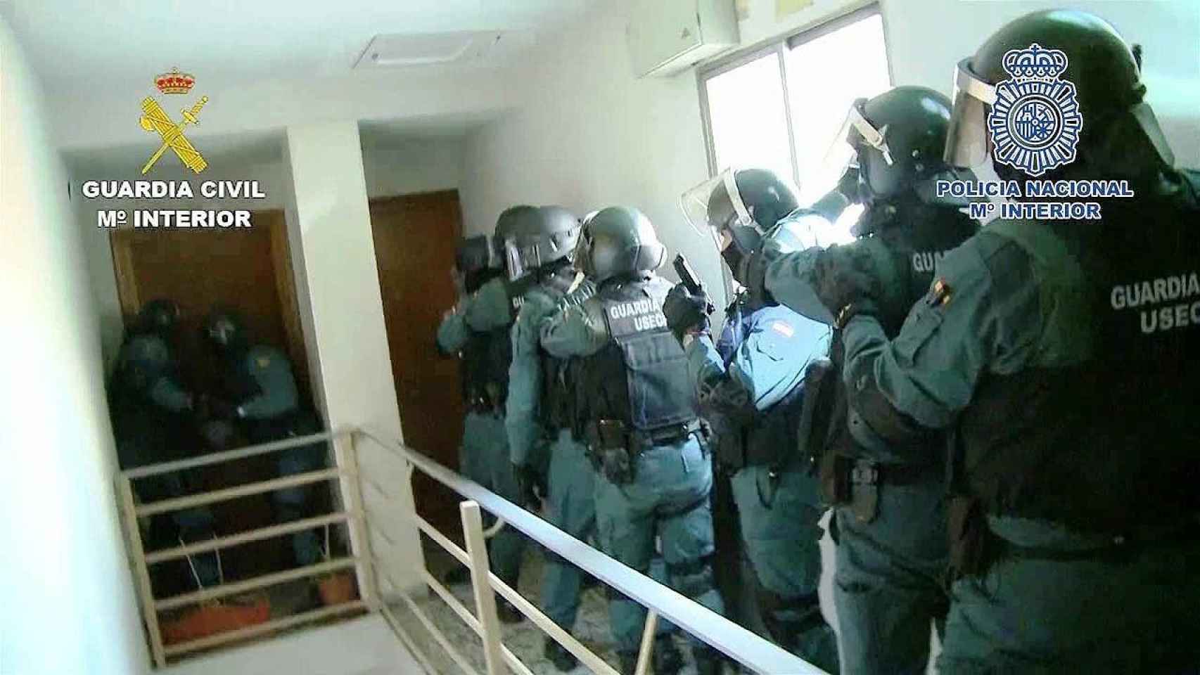 Agentes de la Guardia Civil, durante una operación contra el narcotráfico.