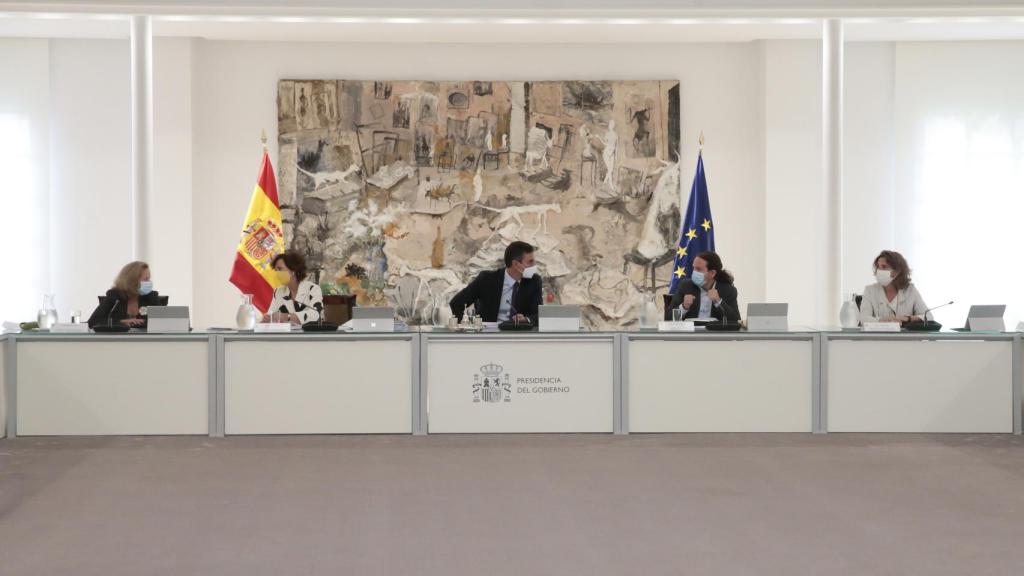 Sánchez, entre sus vicepresidentes Calvo e Iglesias, en el Consejo de Ministros.
