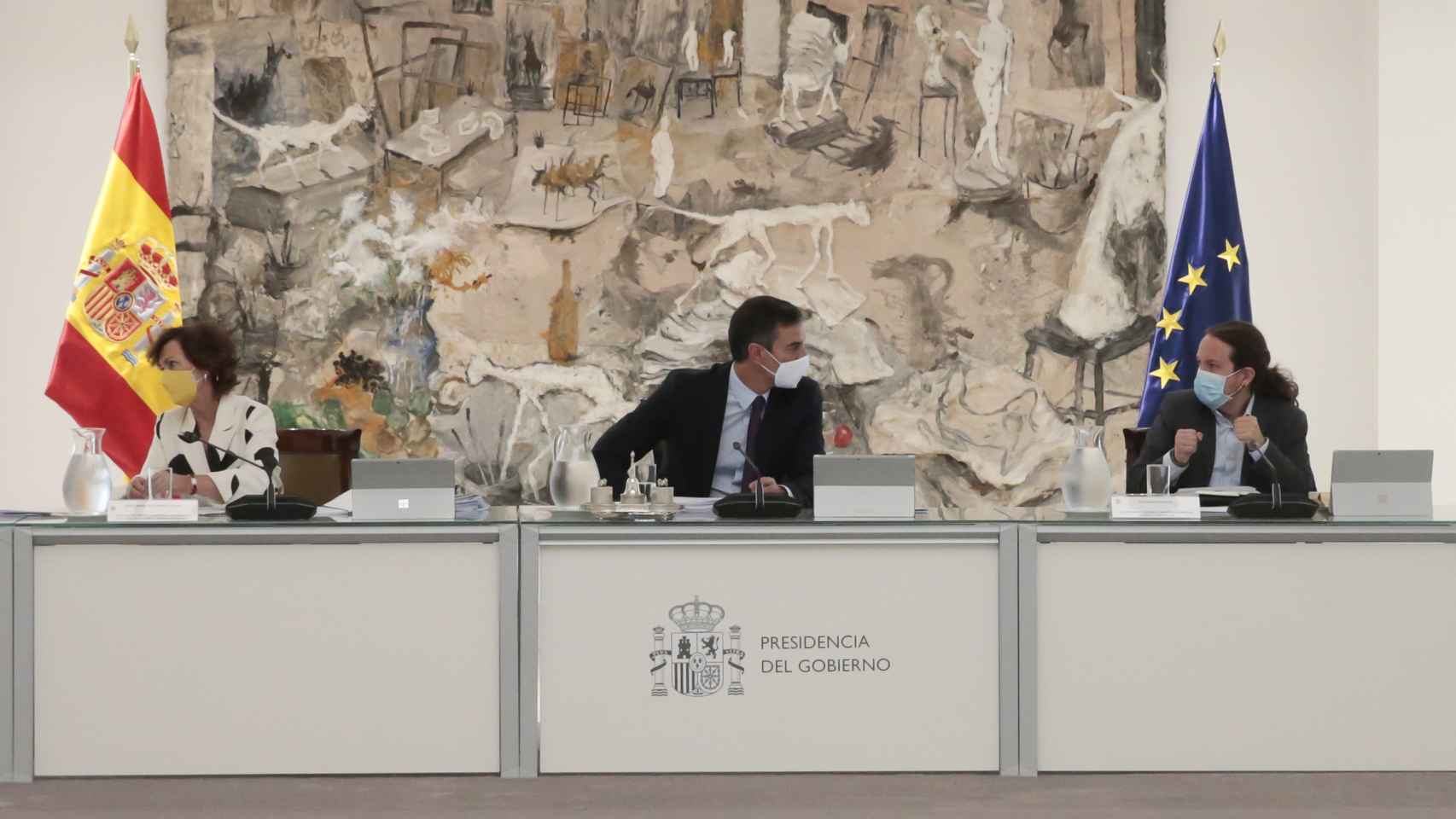 Sánchez, entre sus vicepresidentes Calvo e Iglesias, en el Consejo de Ministros.