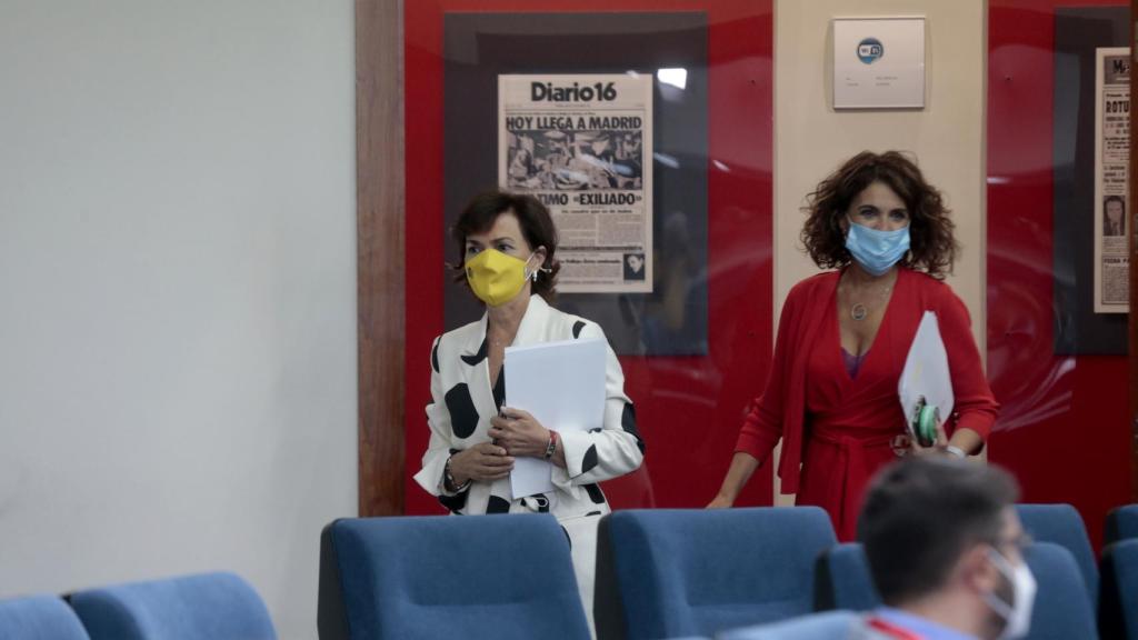 Carmen Calvo y María Jesús Montero, en Moncloa, ante una portada de prensa sobre el último exiliado.