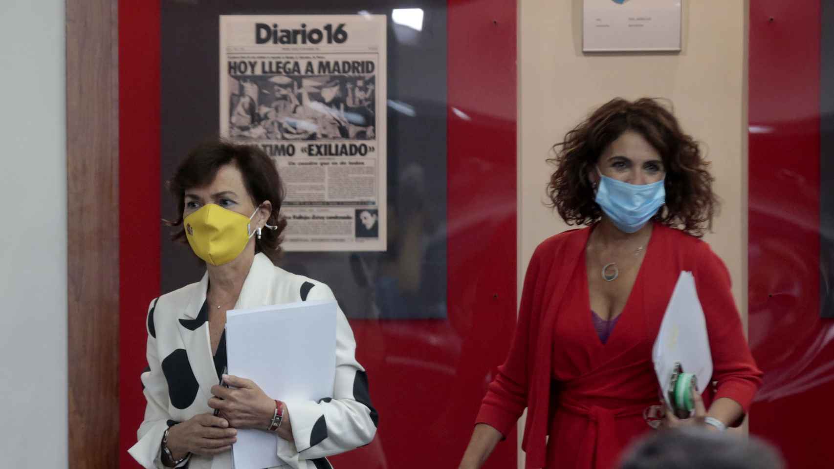 Carmen Calvo y María Jesús Montero, en Moncloa, ante una portada de prensa sobre el último exiliado.
