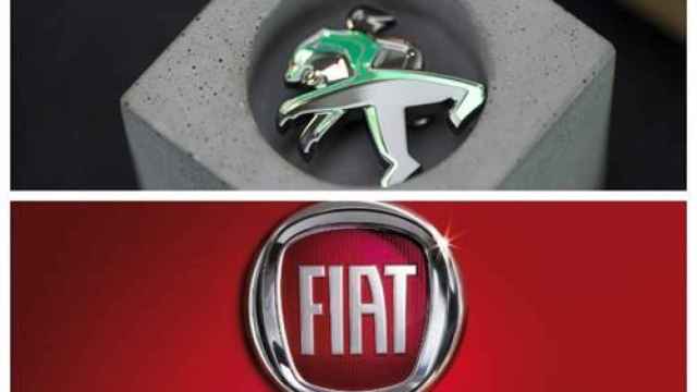 Los logos de Peugeot y Fiat, insignias de Stellantis.