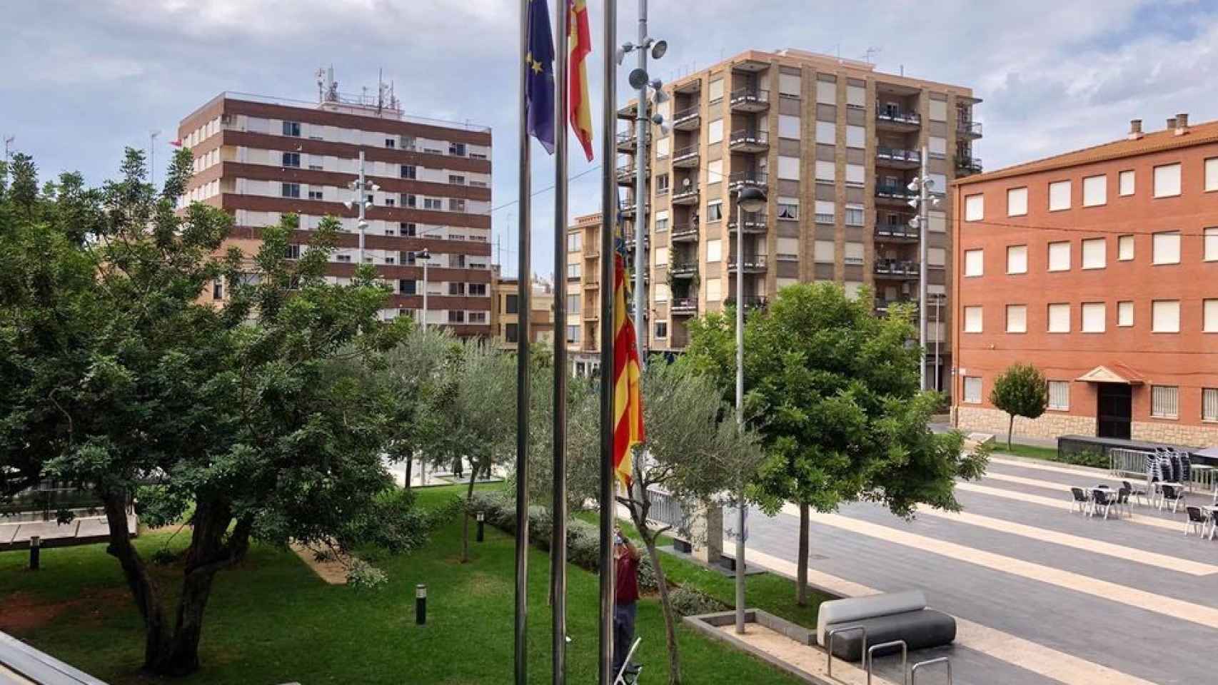 Las banderas del Ayuntamiento de Almassora ondeaban este martes a media asta en señal de duelo por la muerte violenta del bebé.