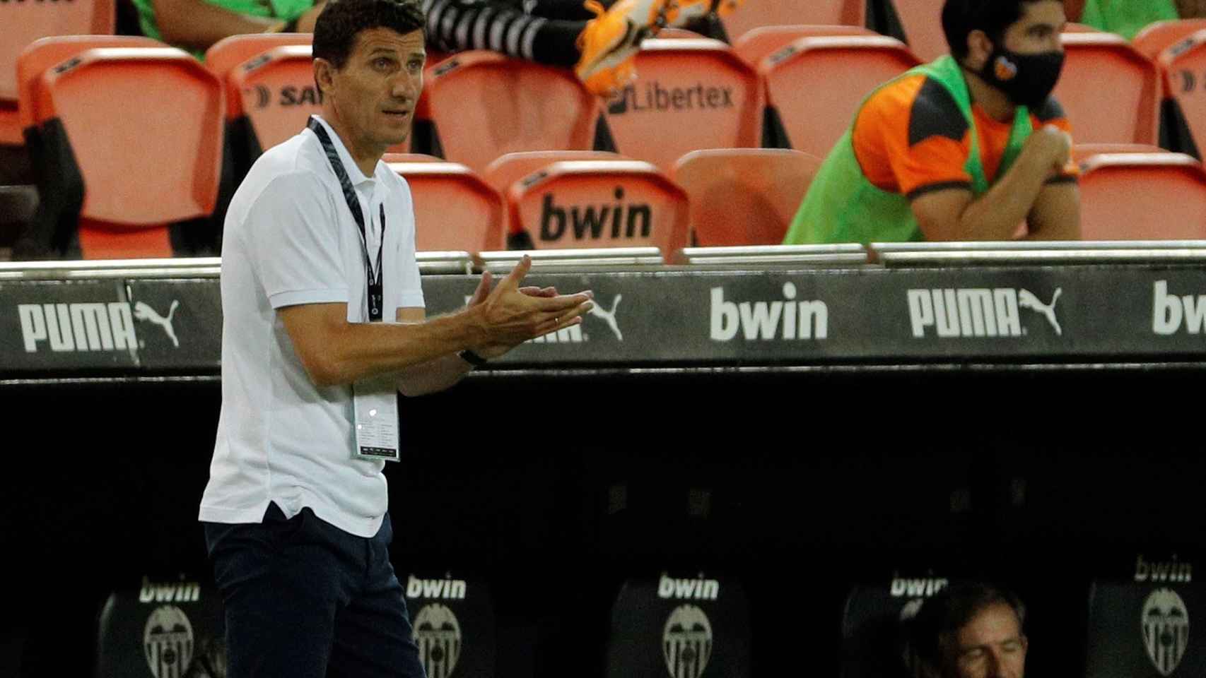 Javi Gracia, en el banquillo del Valencia CF durante el partido de La Liga frente al Levante UD
