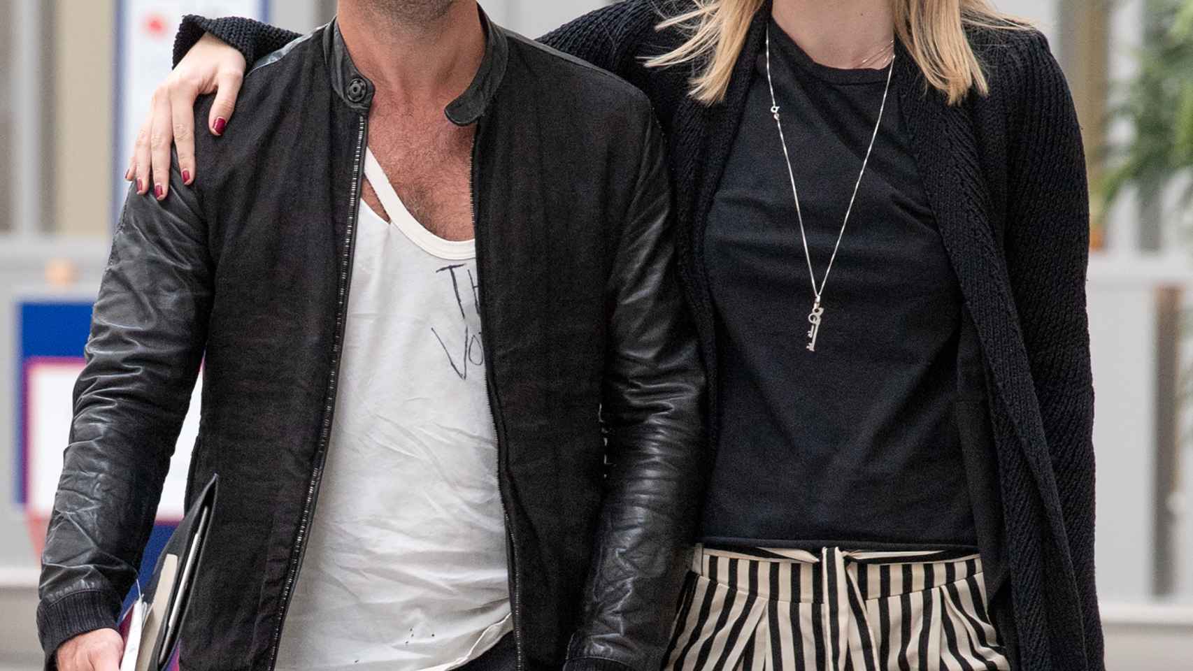 Jude Law y Coan paseando sonrientes por Londres en 2019.