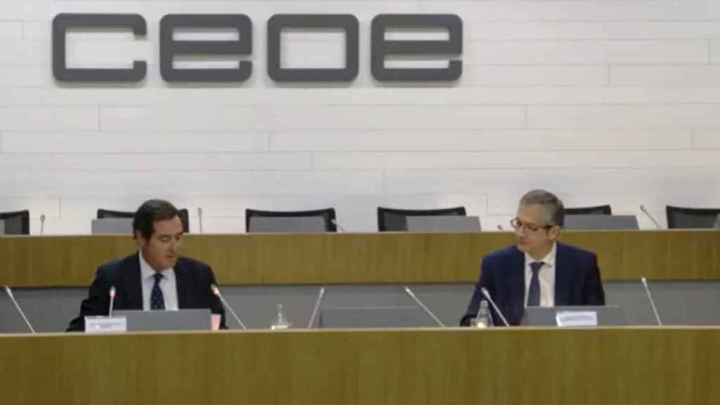 El presidente de la CEOE, Antonio Garamendi, y el gobernador del Banco de España, Pablo Hernández de Cos.
