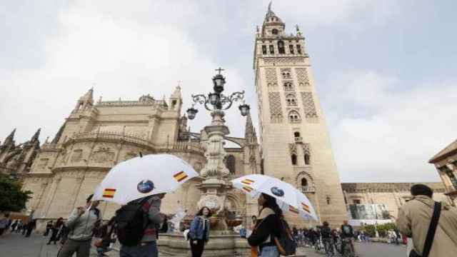 Turistas frente a la Giralda, en Sevilla.