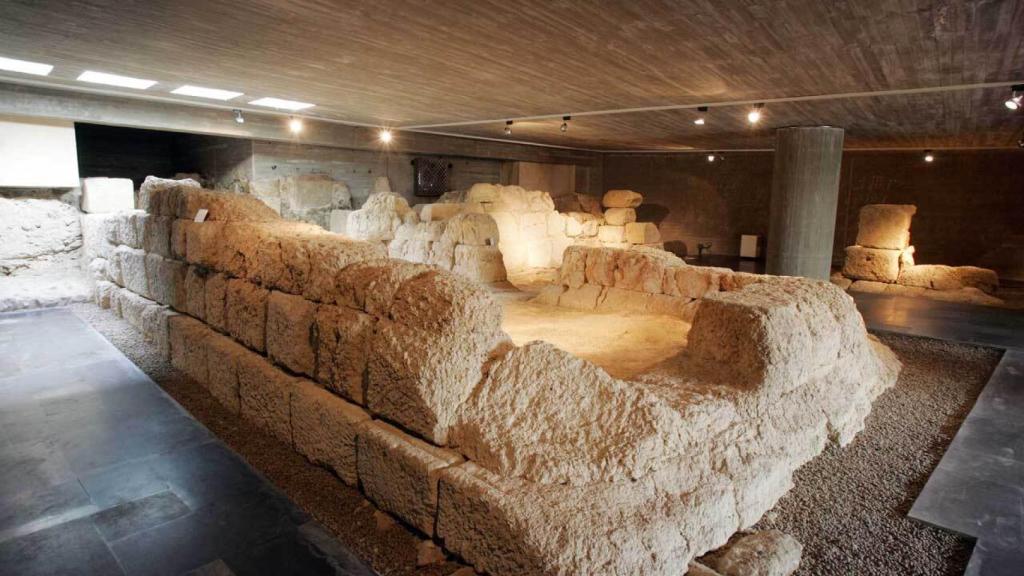 Restos arqueológicos de la puerta 'Principalis Sinistra' (Puerta Obispo), acceso oriental del campamento de la Legio VII Gemina en León.