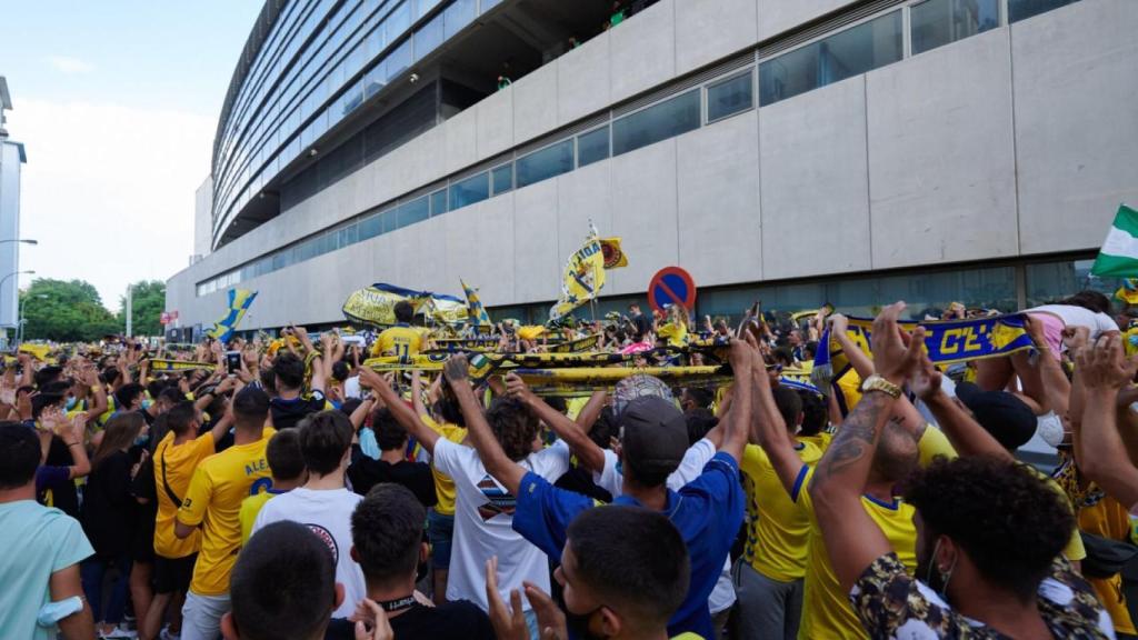 La afición del Cádiz CF, en las puertas del Ramón de Carranza