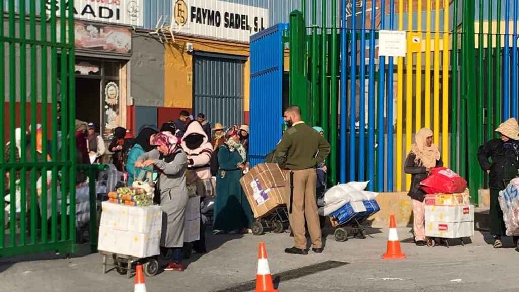Porteadores en la frontera marroquí con España.