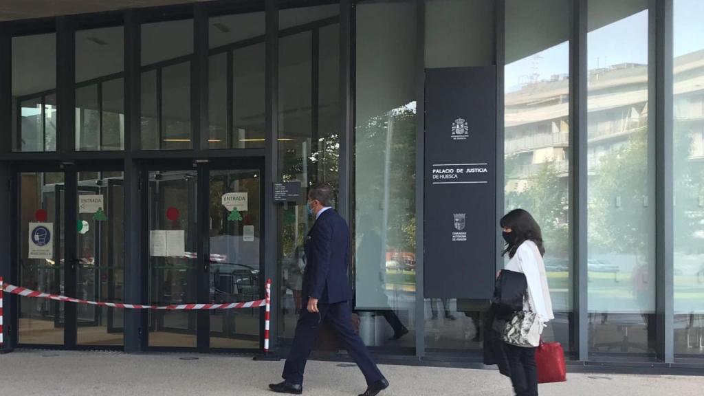 Los abogados de los acusados en su entrada a la Audiencia Provincial de Huesca