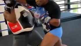Mike Tyson deja KO a su entrenador tras un puñetazo letal... ¡e involuntario!