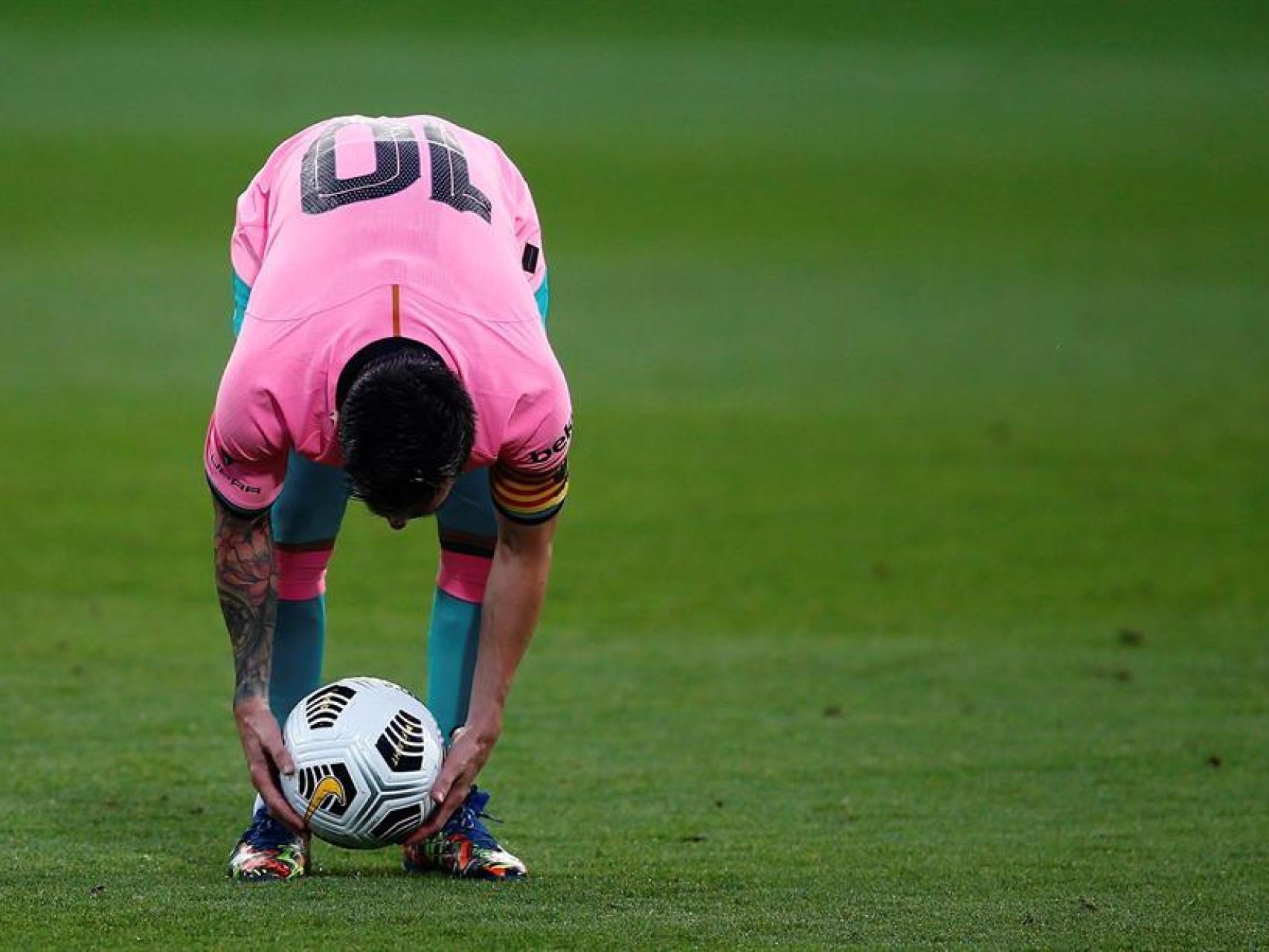 El estreno de la camiseta rosa del Barcelona: polémica en ...