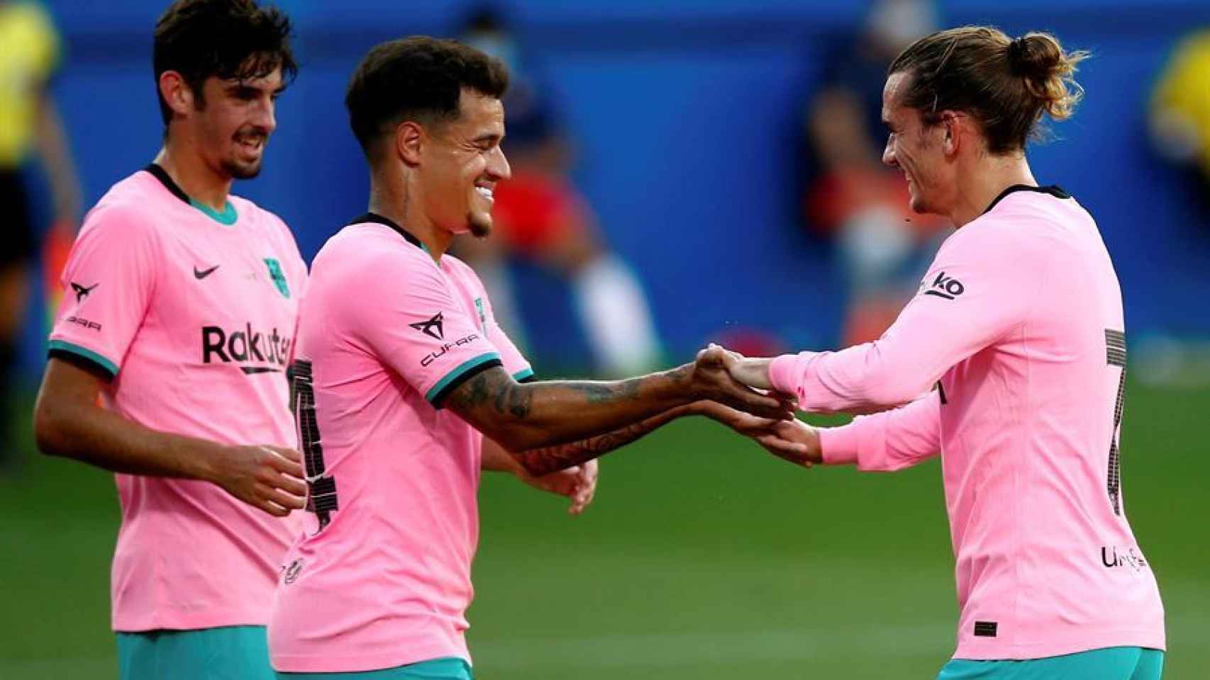 Coutinho celebra con Griezmann su gol en el Barcelona - Girona de pretemporada