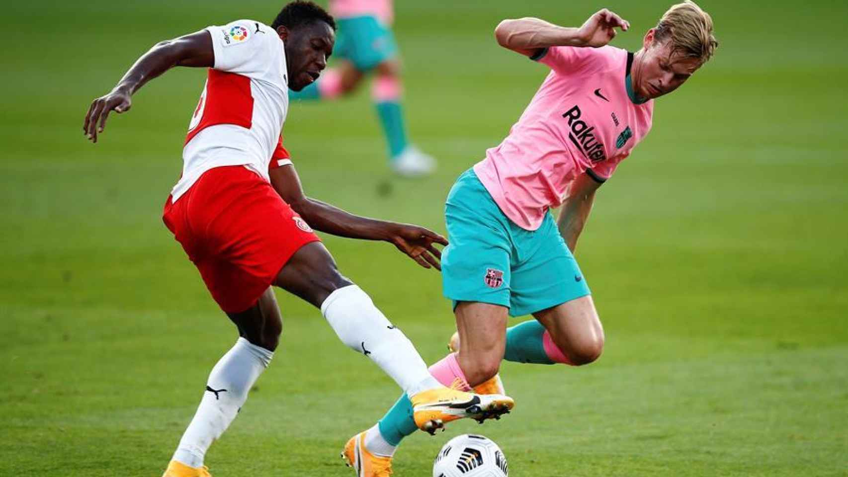 Frenkie de Jong disputa un balón ante Ibrahima Kebe, en el Barcelona - Girona de pretemporada