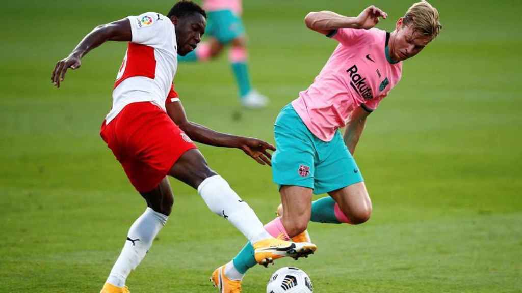Frenkie de Jong disputa un balón ante Ibrahima Kebe, en el Barcelona - Girona de pretemporada
