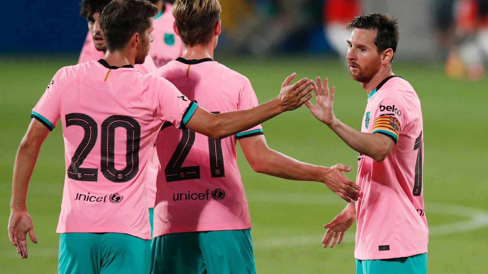 Piña de los jugadores del Barcelona tras el gol de Messi