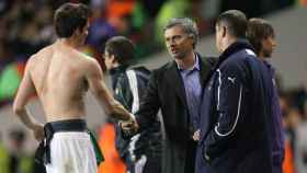 Gareth Bale saluda a José Mourinho durante un partido de la Champions League