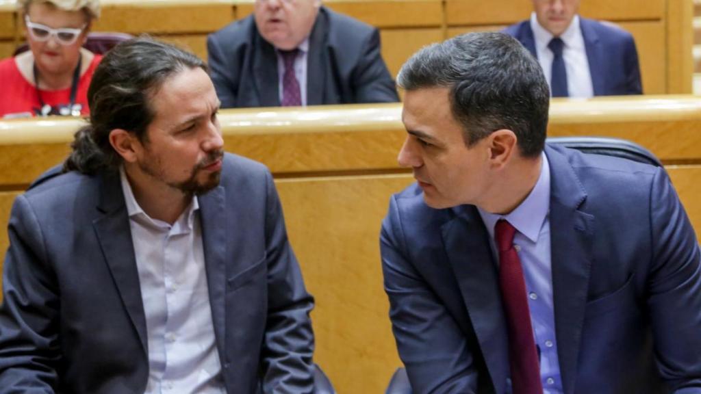 El vicepresidente segundo, Pablo Iglesias, junto al presidente, Pedro Sánchez, en el Senado.