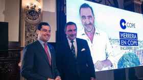 Carlos Herrera junto a Juan Manuel Moreno Bonilla, presidente andaluz, en la presentación de septiembre de 2019.