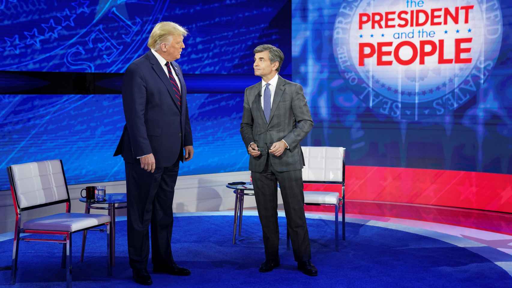 Donald Trump con el presentador George Stephanopoulos en los estudios de ABC News.