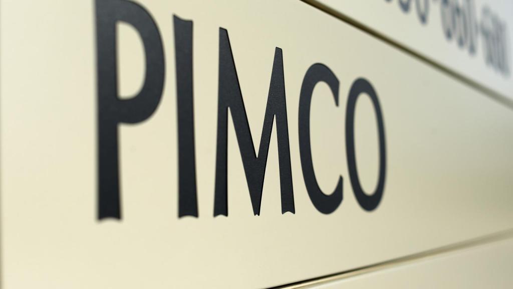 Cartel de PIMCO en su sede principal de Newport Beach.