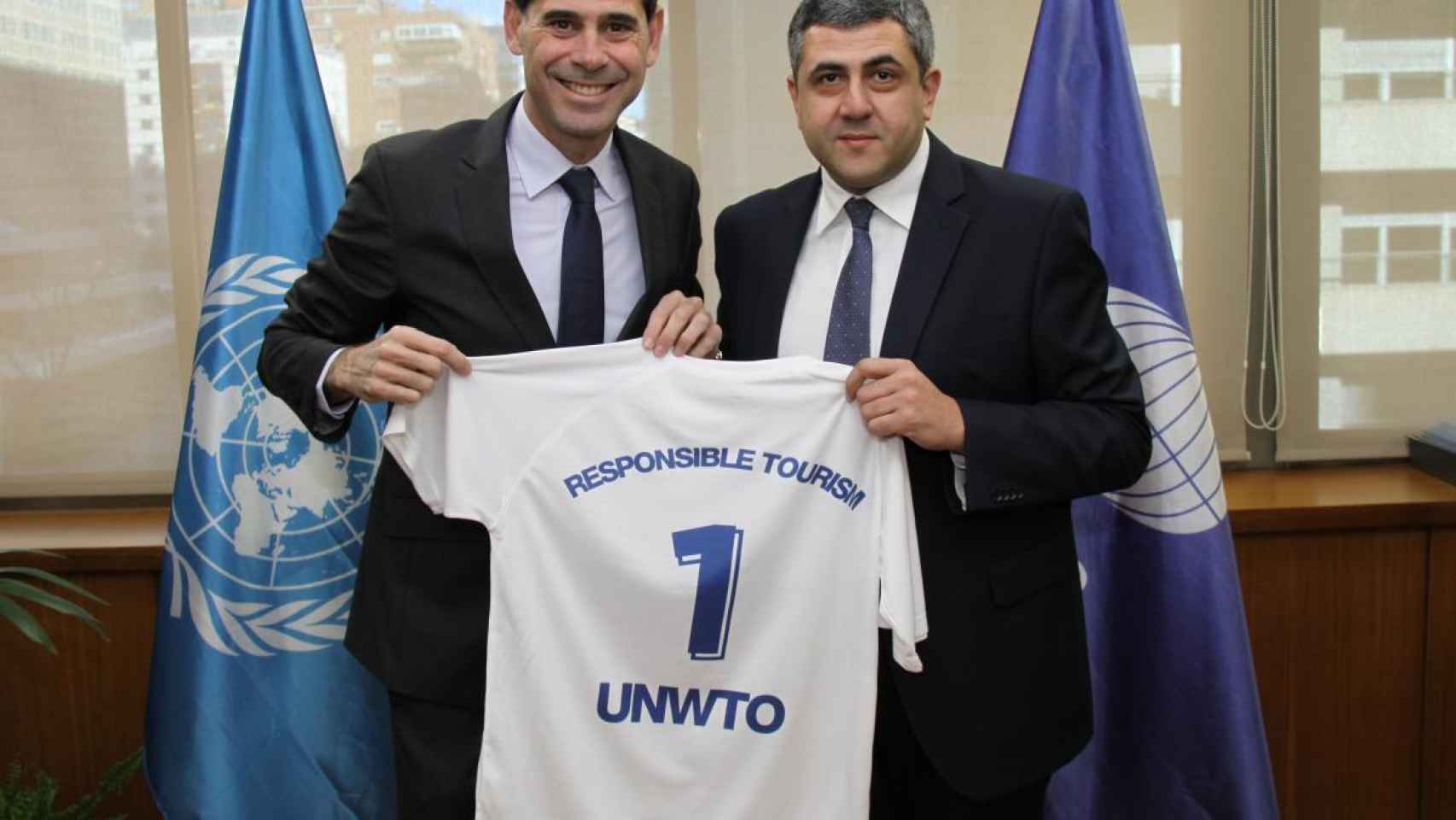 Fernando Hierro junto al secretario de la OMT, Zurab Pololikashvili.