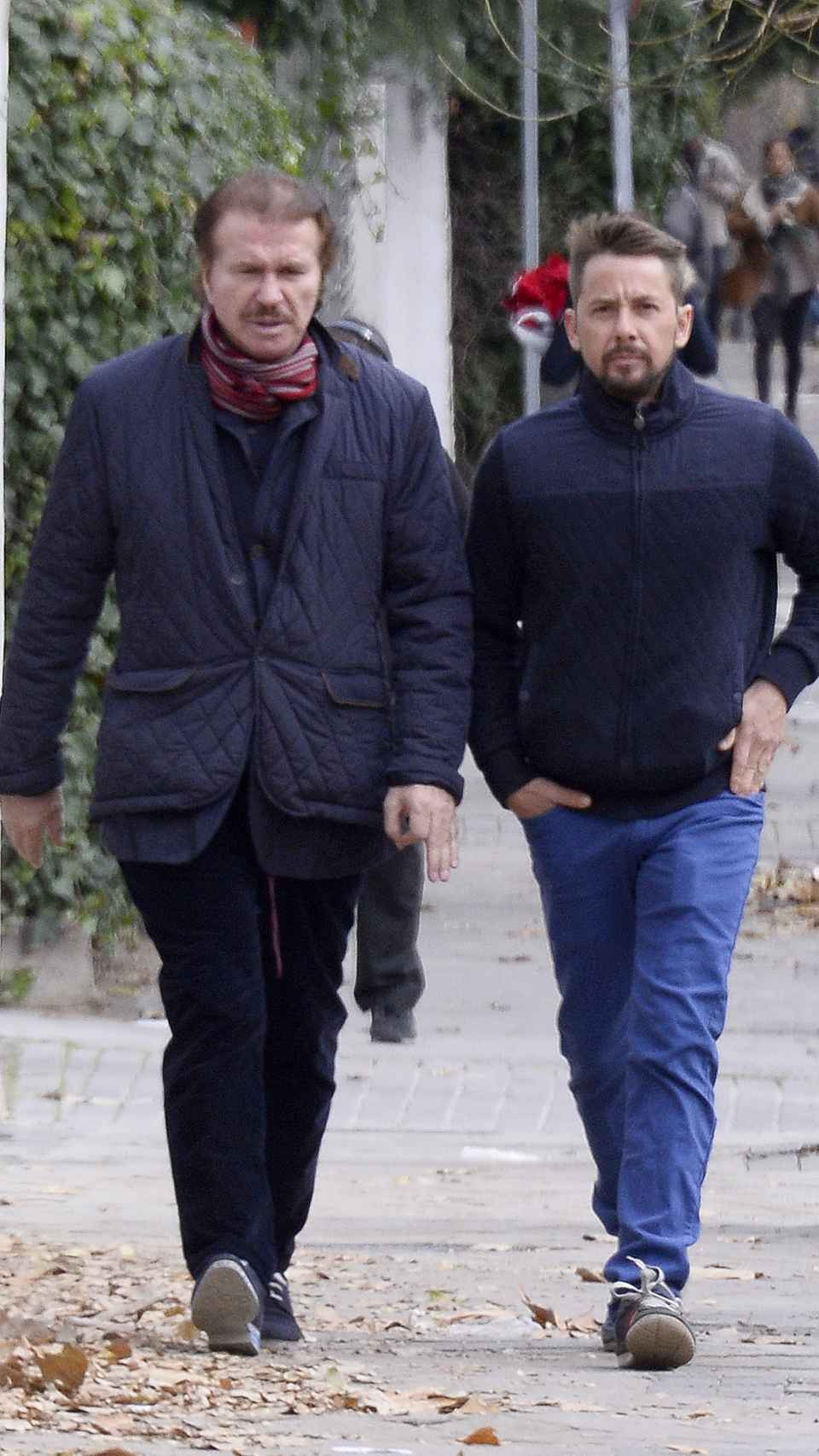 Ledgard y Bigote caminando por Madrid.