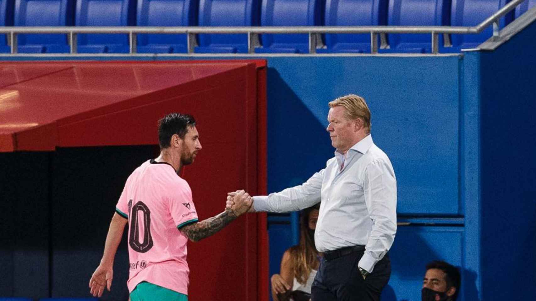 Leo Messi y Ronald Koeman, durante el amistoso ante el Girona