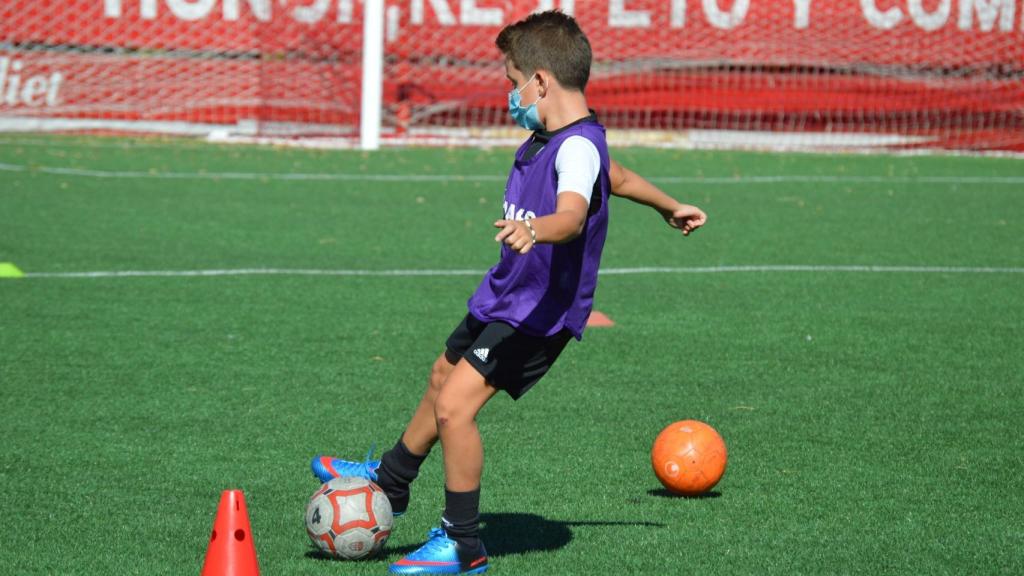 Uno de los niños de la cantera del Atlético de Pinto