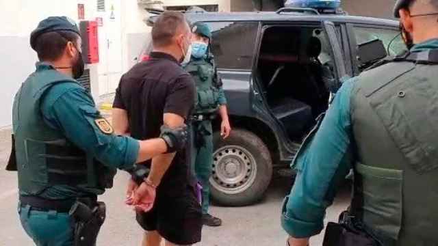 Agentes de la Guardia Civil conducen al narcotraficante Antonio Tejón al interior de un vehículo policial.
