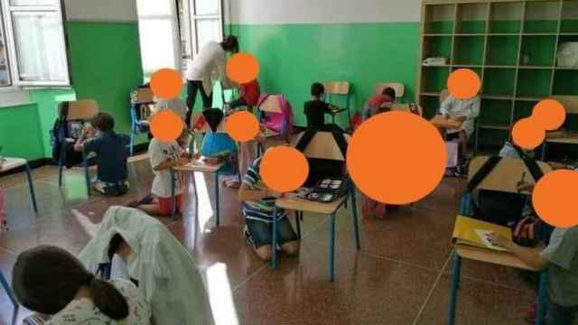Niños escribiendo en sillas en las escuelas de Italia.