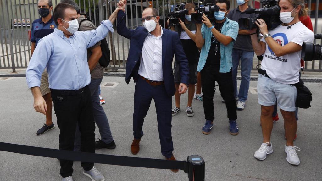 Celebración de Jordi Farré tras entregar los votos para la moción de censura en el FC Barcelona