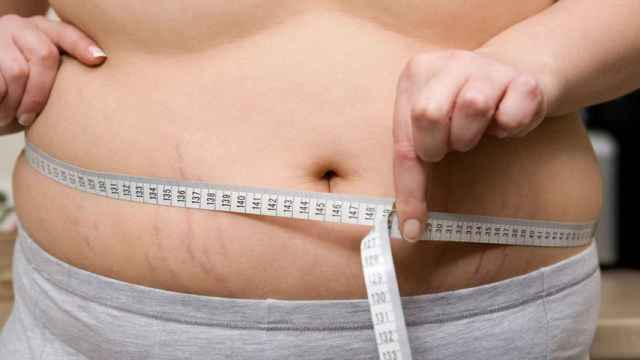 El abdomen de una mujer con grasa acumulada.
