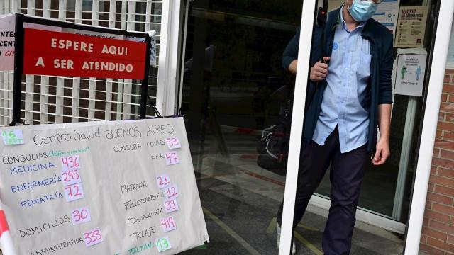 Una persona sale del ambulatorio de Buenos Aires de Vallecas, Madrid. EFE/ Víctor Lerena.